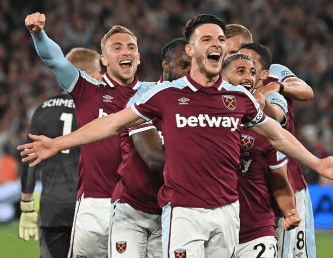 连丢2局！梁靖崑直摇头，孙颖莎耐心给他复盘，王艺迪一旁看热闹（连丢两局，梁靖崑连连摇头；孙颖莎耐心复盘相助，王艺迪在旁观望）