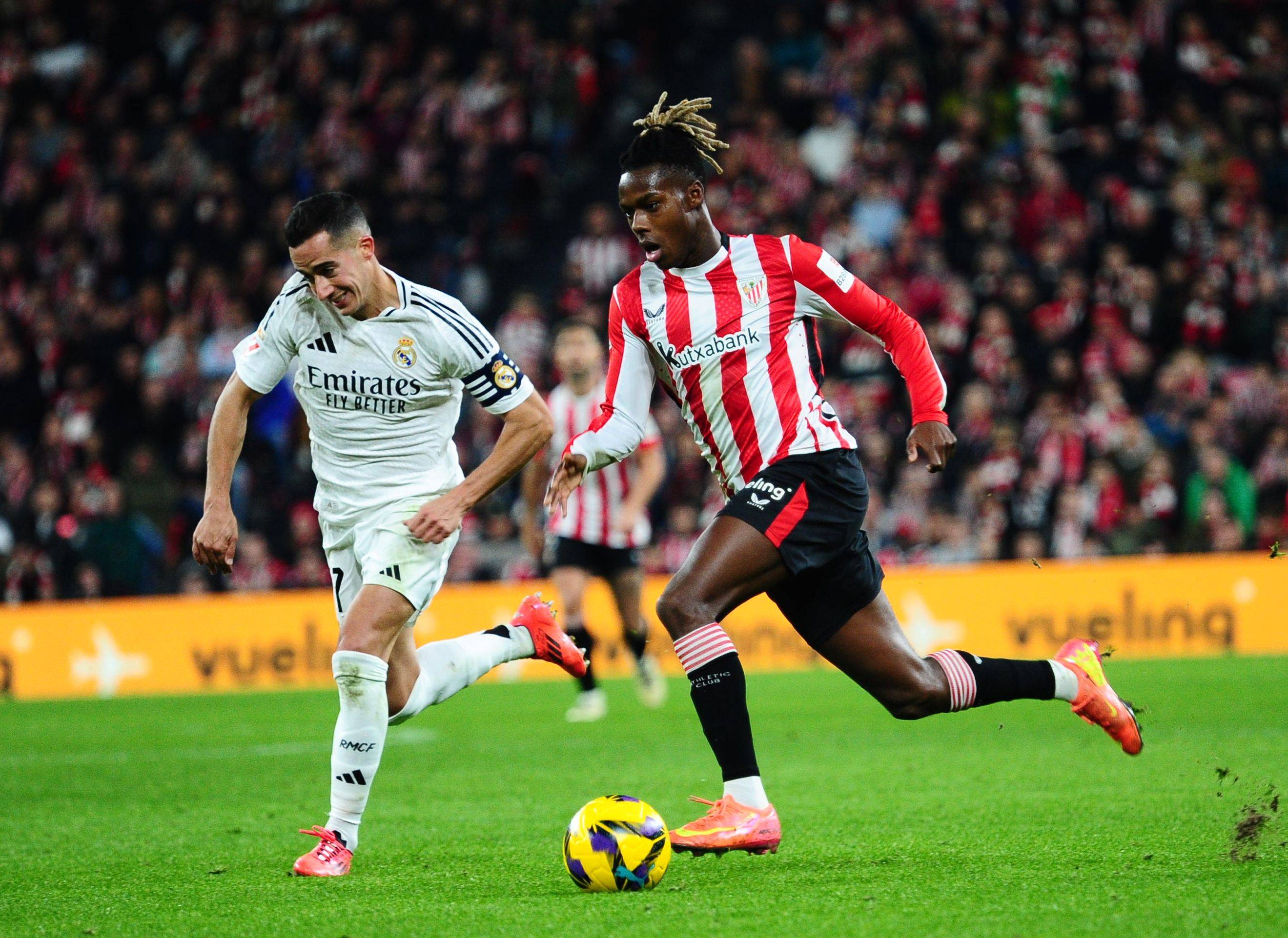 阿图什杯球员进球后跑上看台给母亲献花，后两黄变一红被罚下（阿图什杯球员破门后爬上看台向母亲献花，随即两黄变红遭罚下）