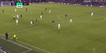 看不到梅西！印度球迷怒了：拆掉广告牌 狂扔水瓶 现场骚乱（看不到梅西引爆印度球迷不满：拆广告牌、掷水瓶，现场失控）