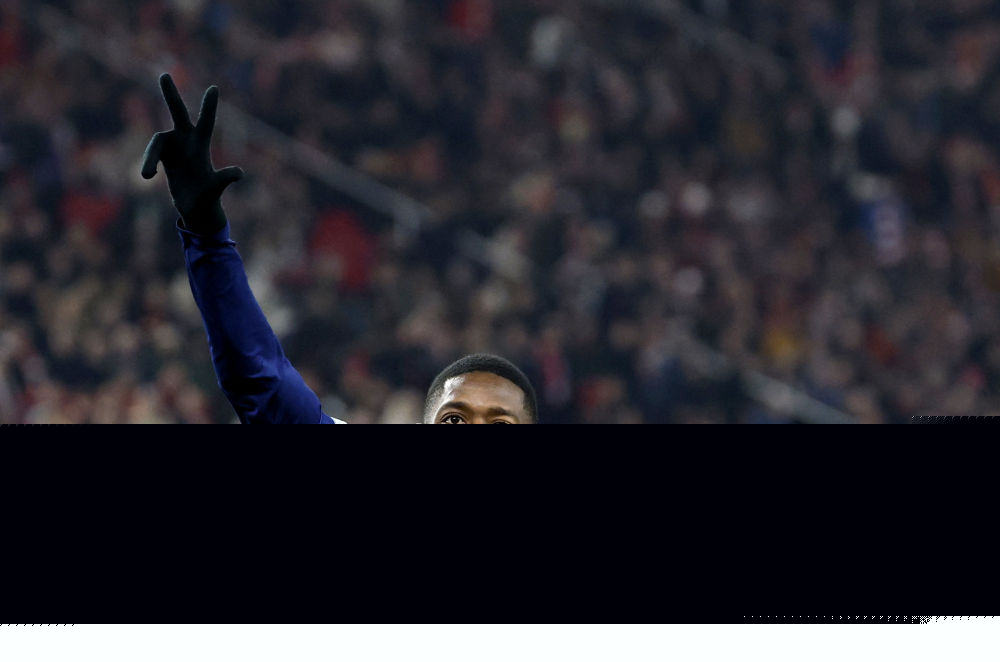 球星生日夜梅开二度，收获双喜（生日之夜两度破门，双喜临门）