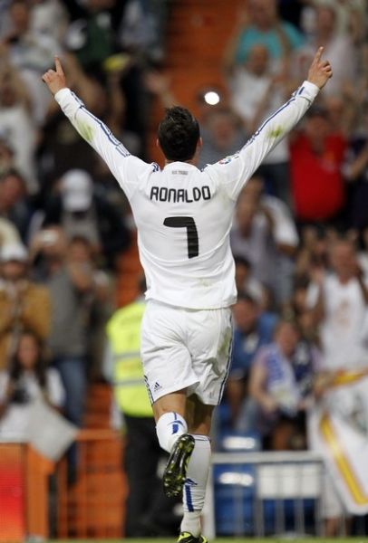 紧跟时事，韩国艺人在热刺vs纽卡看台模仿酷玩乐队观众出轨（紧跟热点：韩国艺人现身热刺vs纽卡看台，模仿酷玩演唱会“观众出轨”梗）