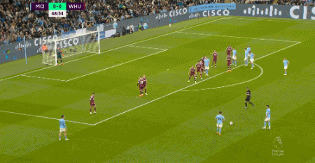 西媒：维尼修斯等核心对阿隆索不满，教练与更衣室发生冷战（西媒曝：维尼修斯等核心不满阿隆索，主帅与更衣室关系陷入冷战）