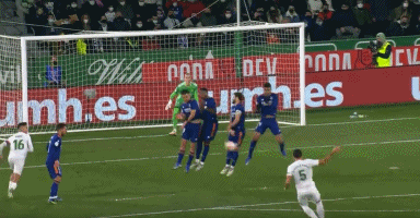 斯基拉：尤文正在研究冬窗签中卫，但补强中场依然是主要目标（斯基拉：尤文冬窗考虑引进中卫，中场补强仍是首要任务）